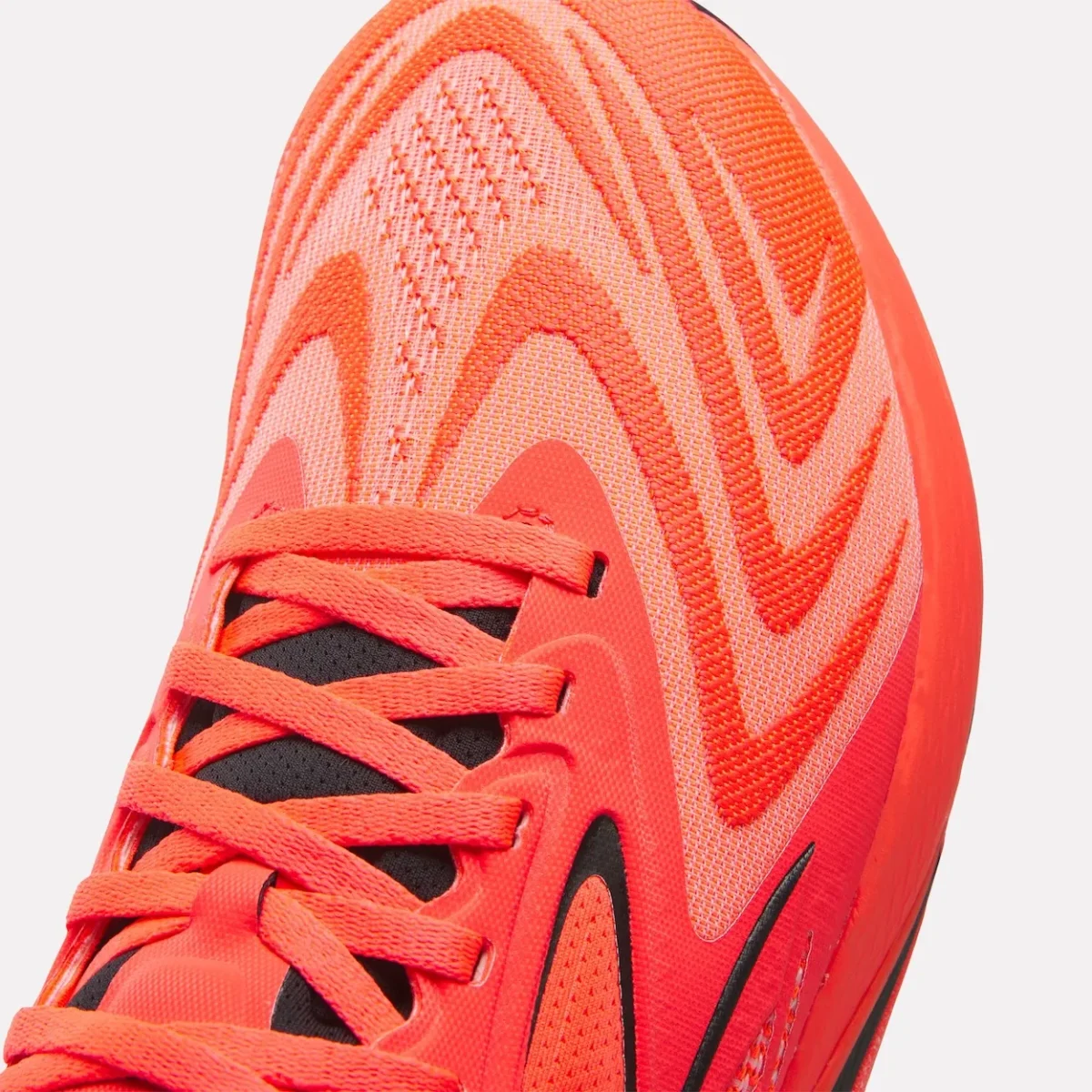 Reebok Nano X5 Edge 5 La Reebok Nano X5 Edge s'embrase en « Neon Cherry » pour électriser vos entraînements