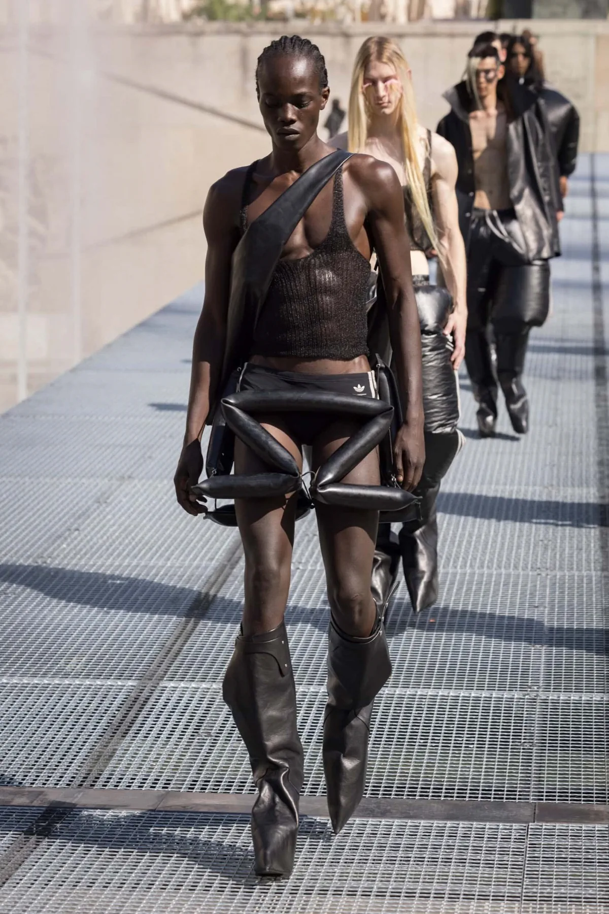 Rick Owens impose une vision sculpturale du printemps 2027 au Palais de Tokyo