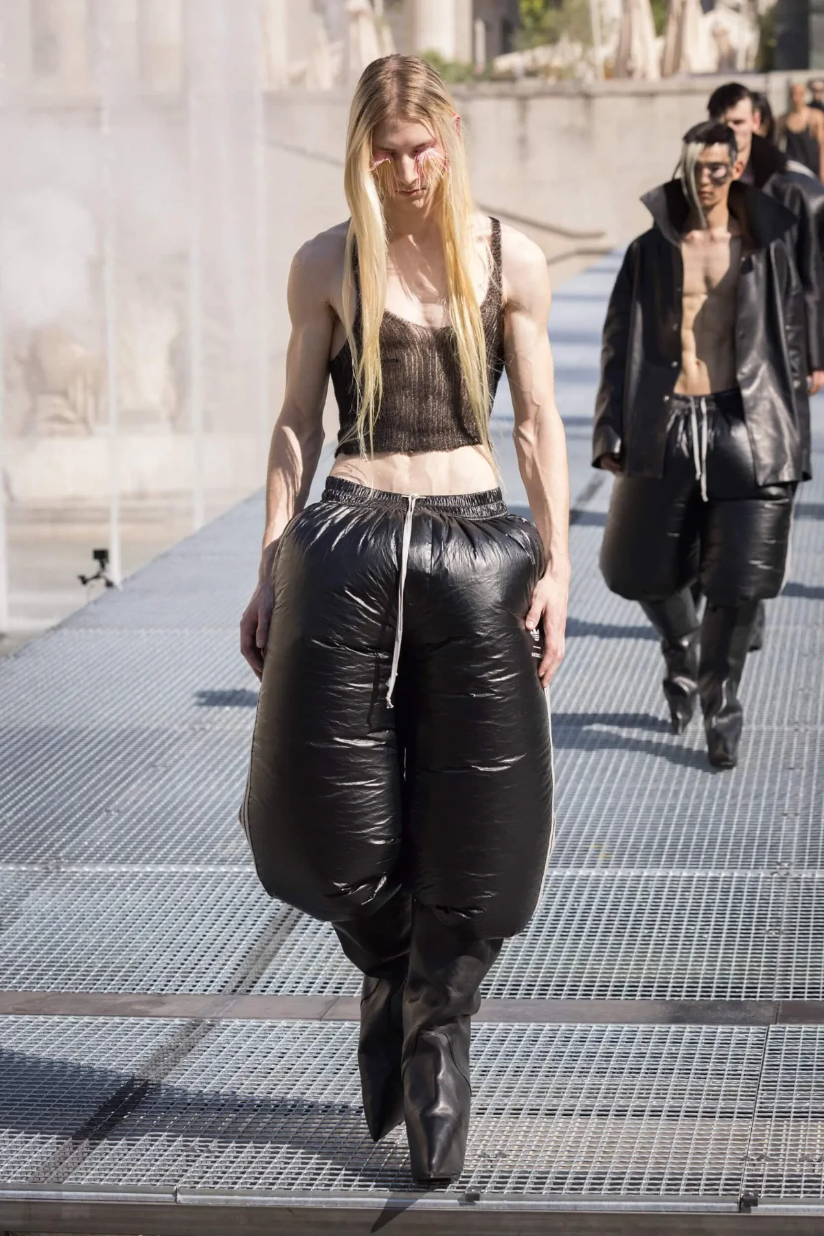 Rick Owens impose une vision sculpturale du printemps 2027 au Palais de Tokyo