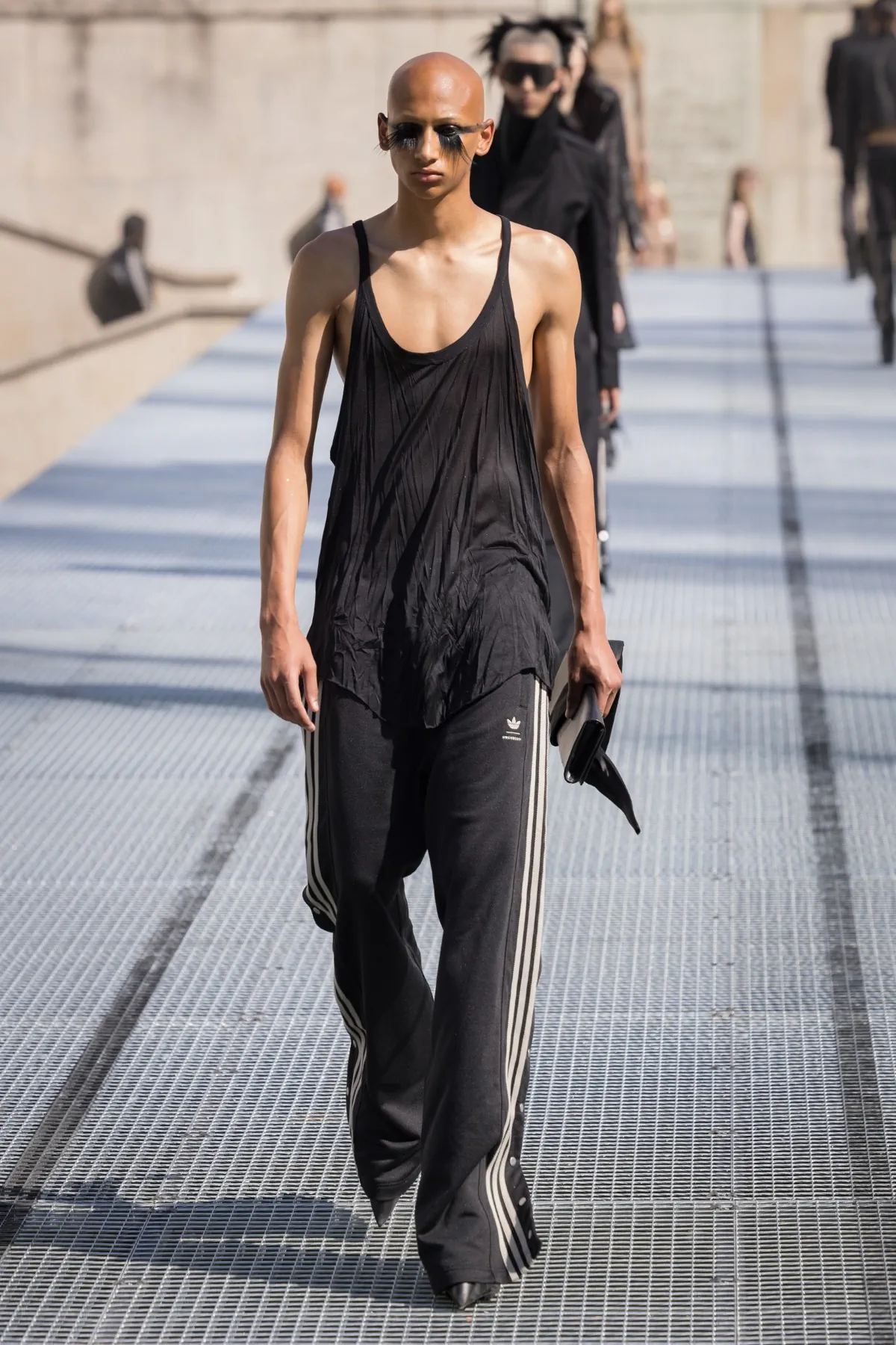Rick Owens impose une vision sculpturale du printemps 2027 au Palais de Tokyo