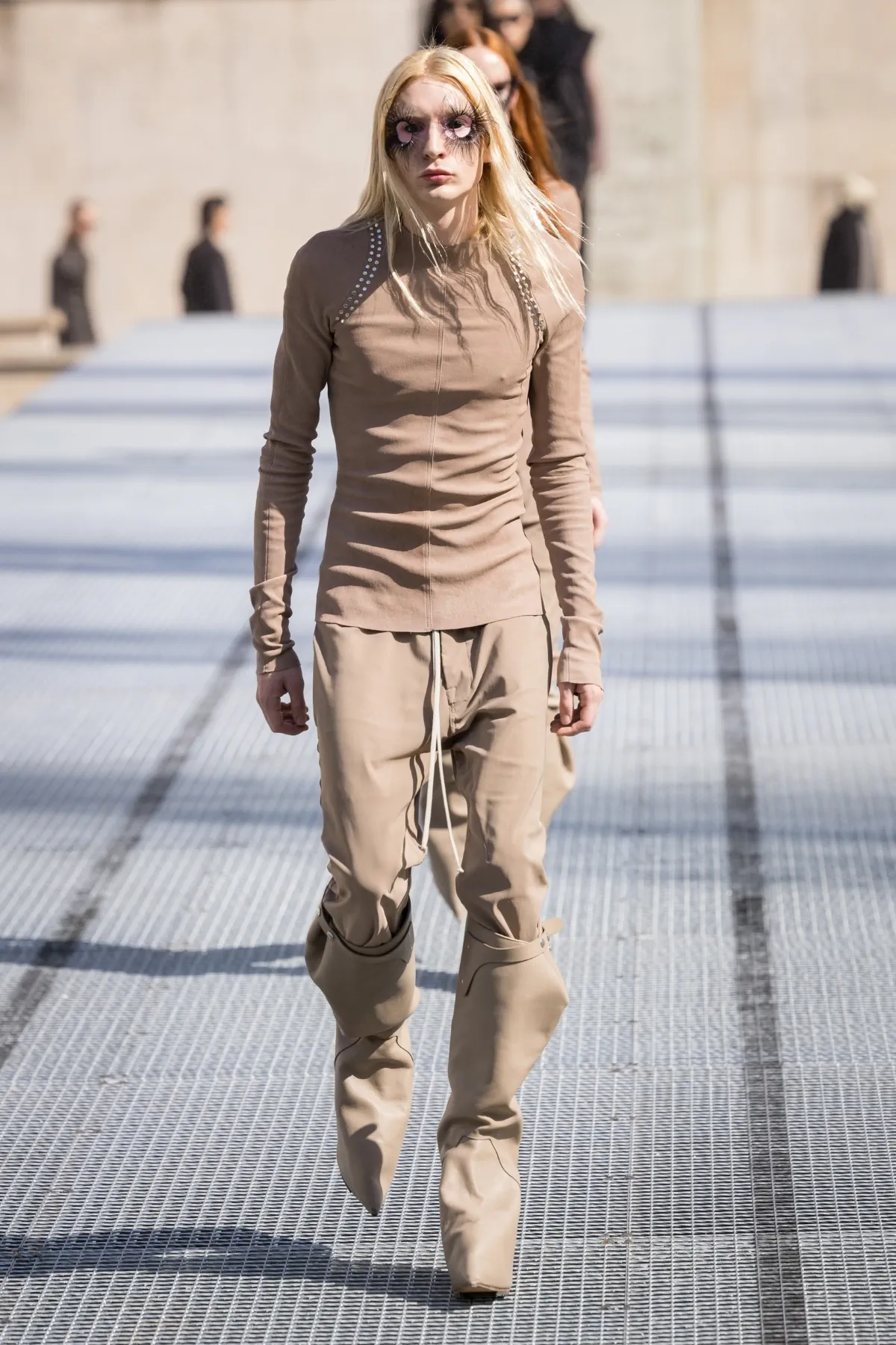 Rick Owens impose une vision sculpturale du printemps 2027 au Palais de Tokyo