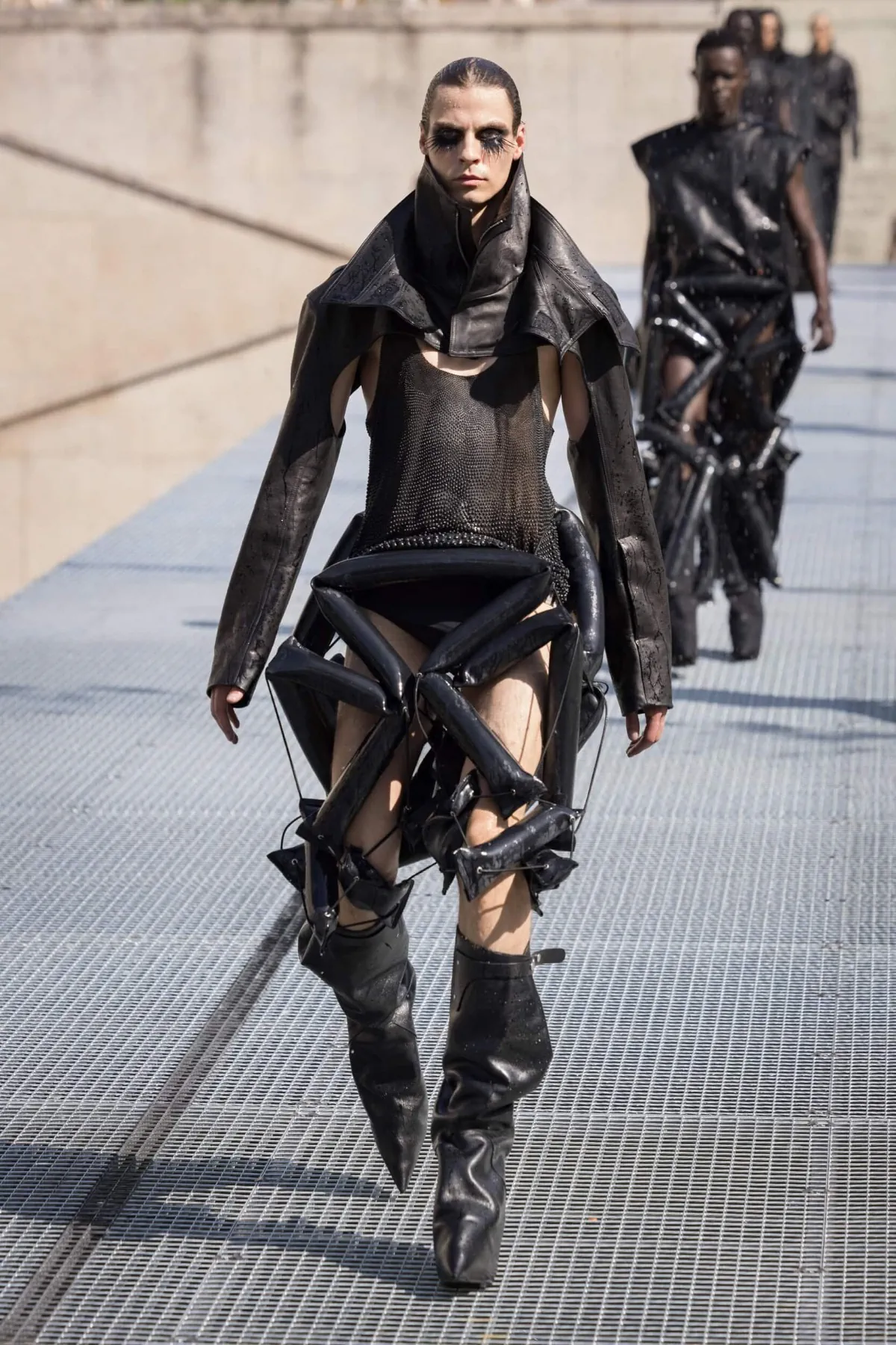 Rick Owens impose une vision sculpturale du printemps 2027 au Palais de Tokyo