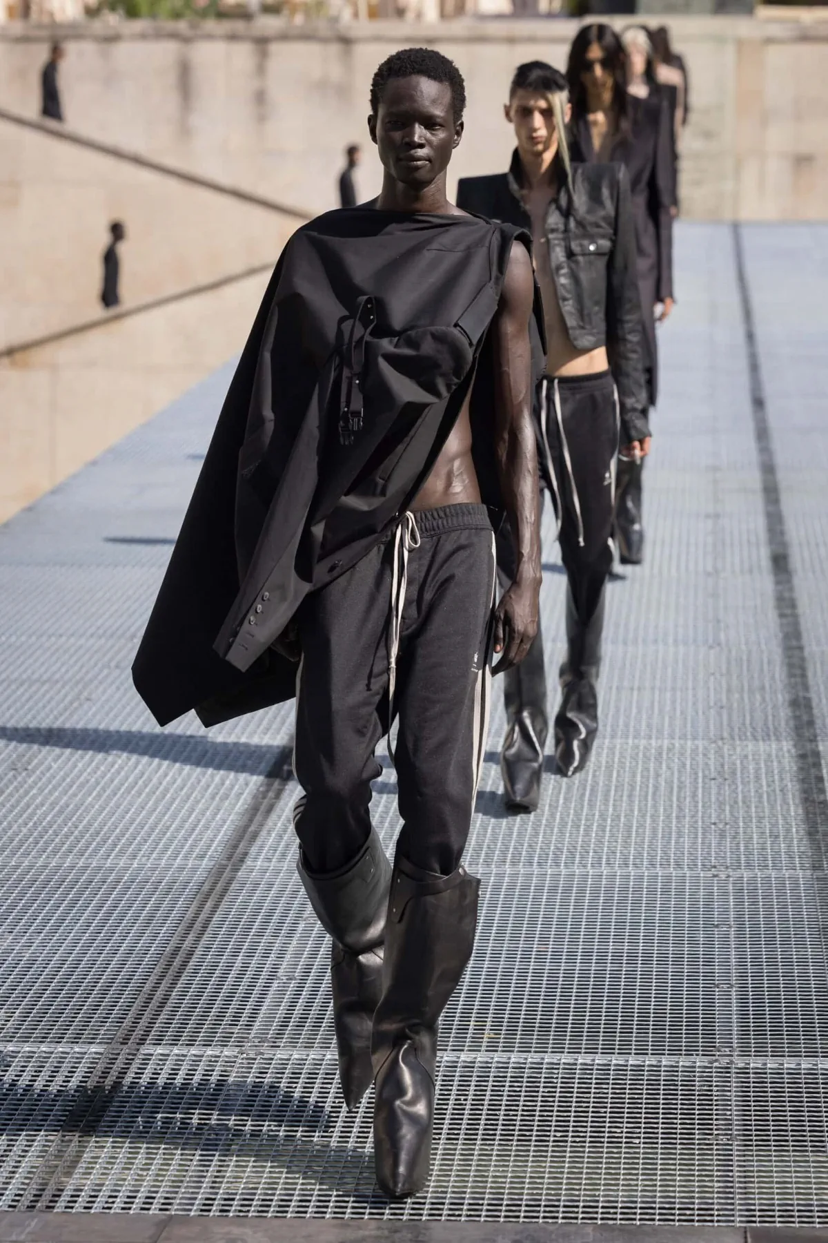 Rick Owens impose une vision sculpturale du printemps 2027 au Palais de Tokyo