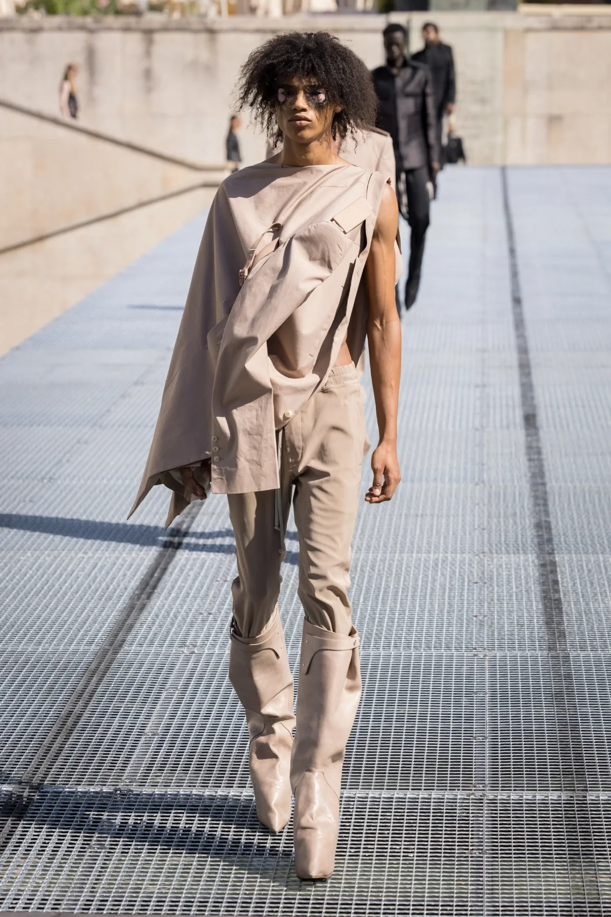 Rick Owens impose une vision sculpturale du printemps 2027 au Palais de Tokyo