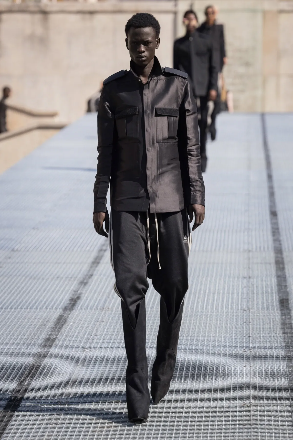 Rick Owens impose une vision sculpturale du printemps 2027 au Palais de Tokyo