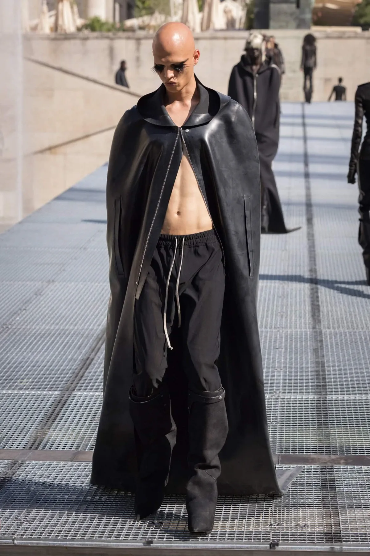 Rick Owens impose une vision sculpturale du printemps 2027 au Palais de Tokyo