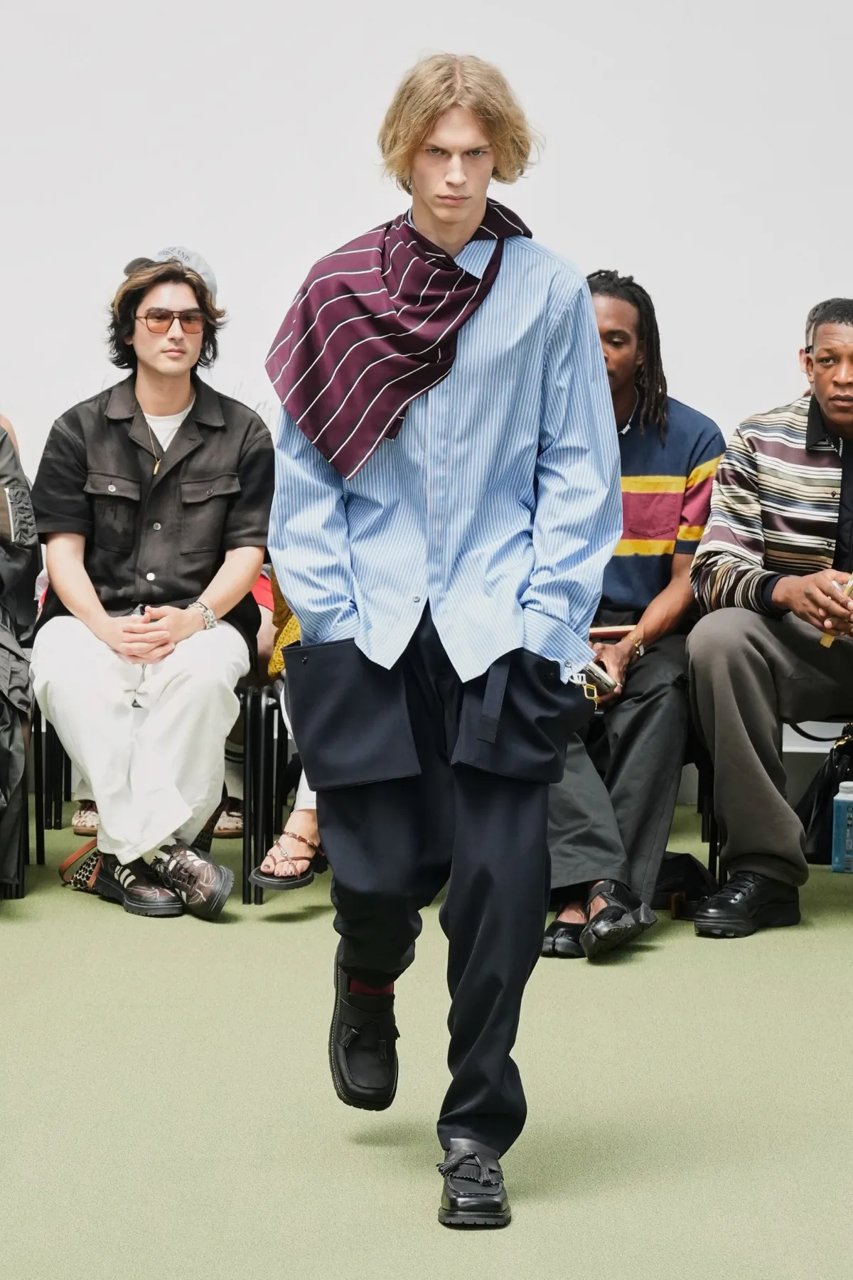 sacai réinvente le blazer preppy pour le printemps 2027
