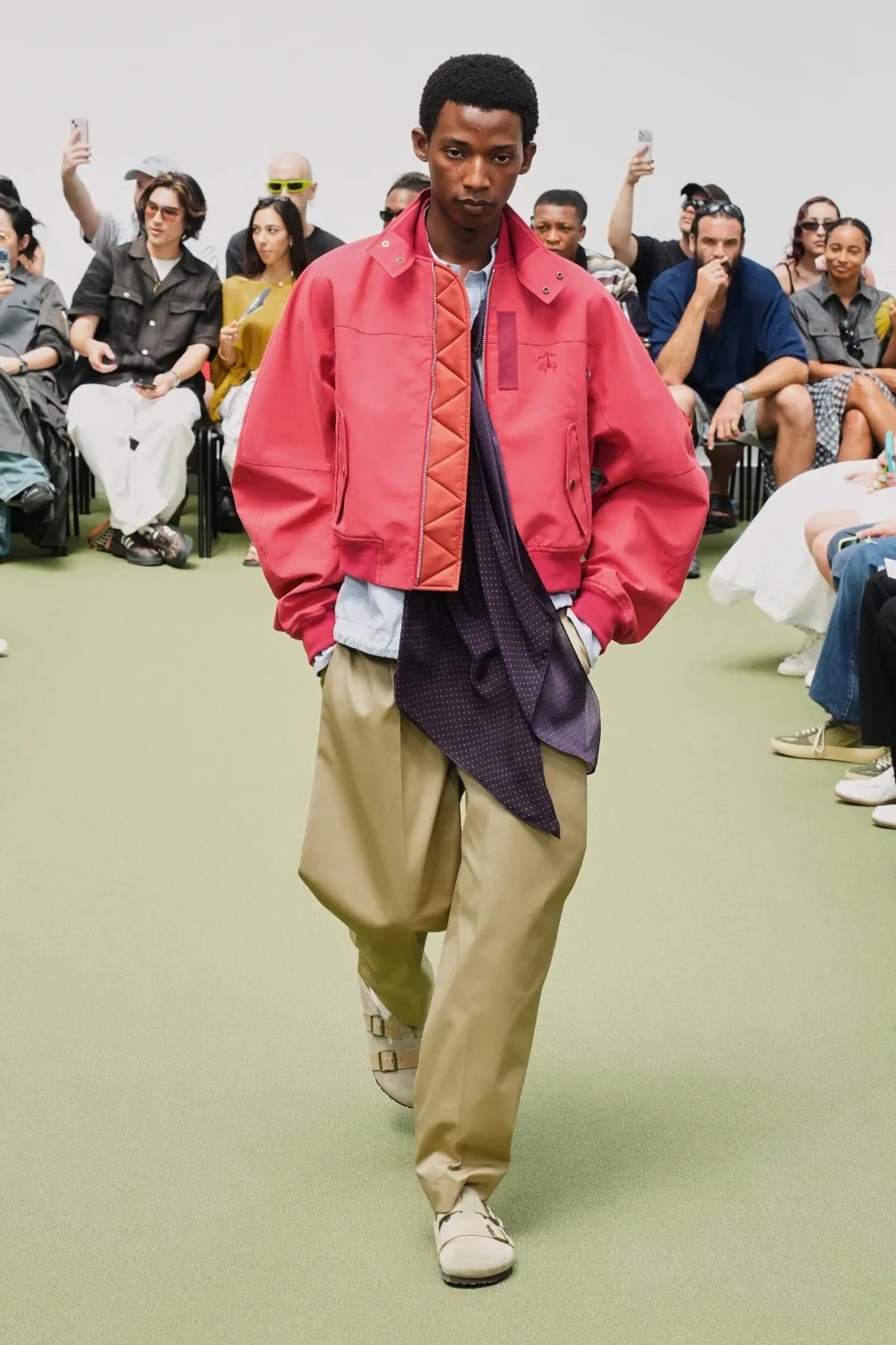 sacai réinvente le blazer preppy pour le printemps 2027