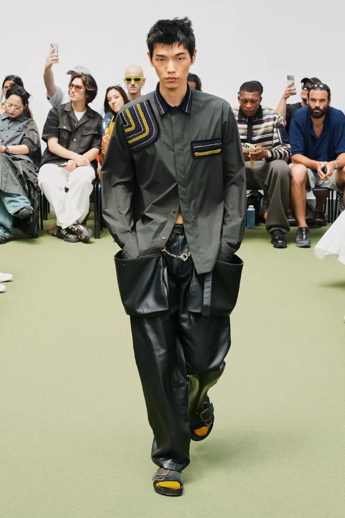 sacai réinvente le blazer preppy pour le printemps 2027