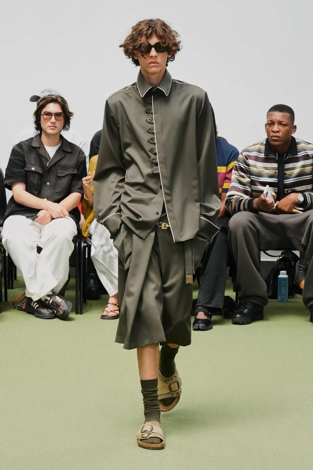 sacai réinvente le blazer preppy pour le printemps 2027
