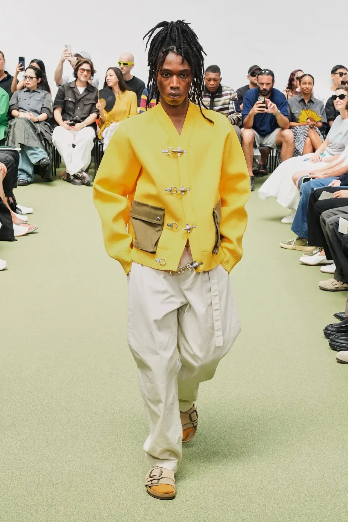 sacai réinvente le blazer preppy pour le printemps 2027