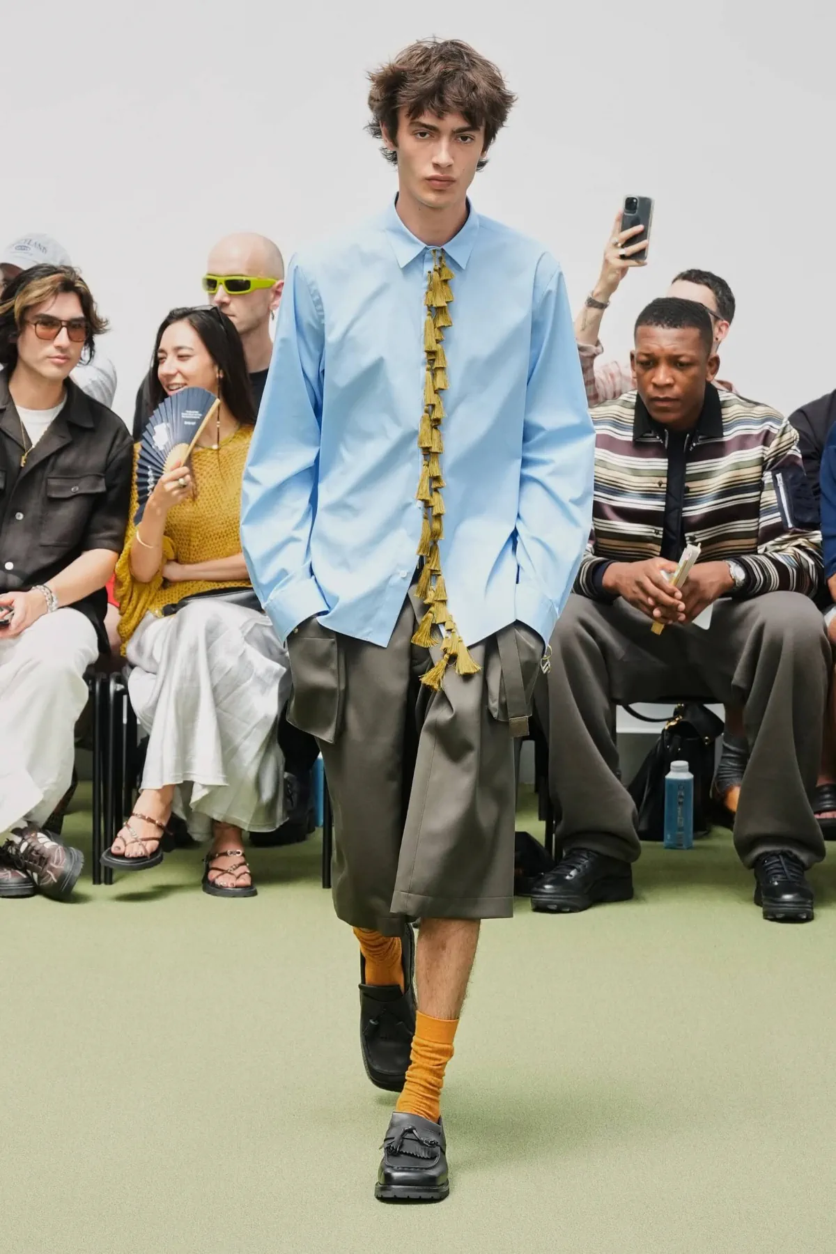 sacai réinvente le blazer preppy pour le printemps 2027