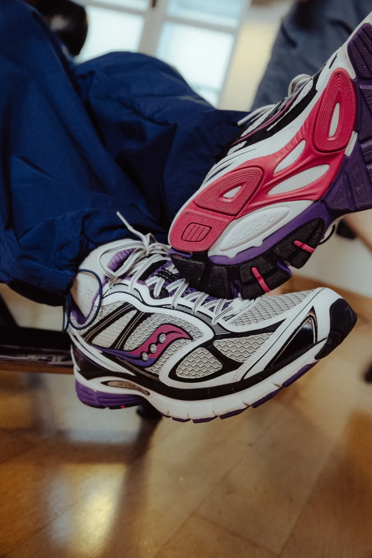 Saucony ProGrid Guide 7 2 La Saucony ProGrid Guide 7 revient en « Silver/Maroon » et « White/Drupe », fidèle à elle-même