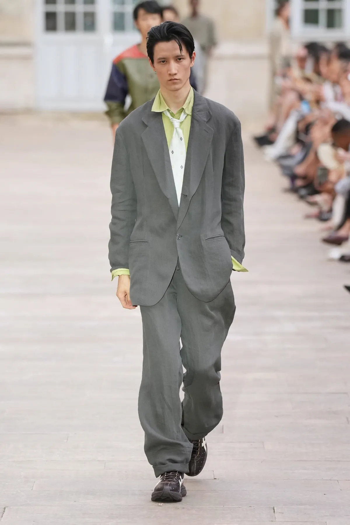 SOSHIOTSUKI signe le plus subtil des détournements du tailoring japonais pour le printemps 2027