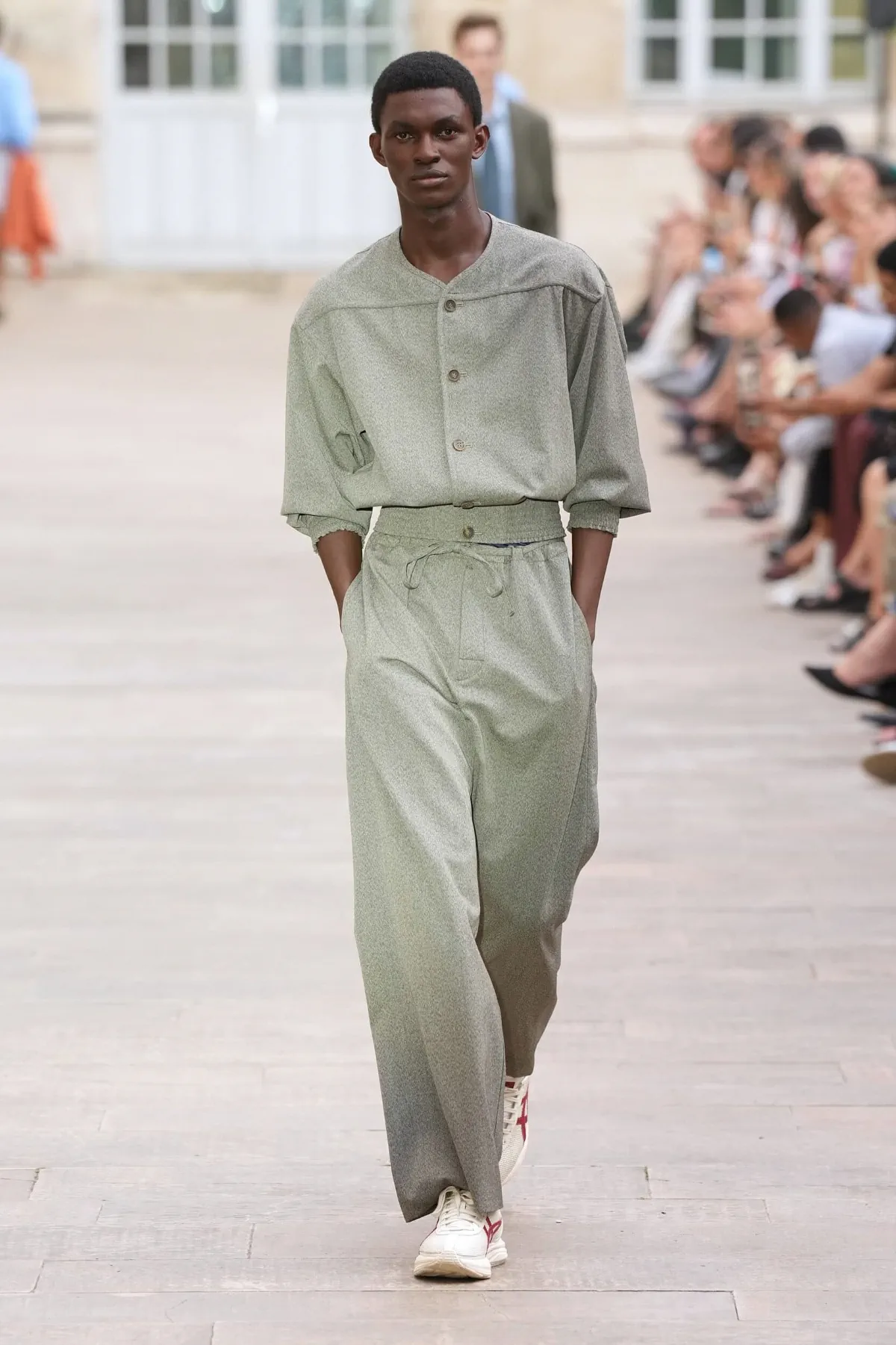 SOSHIOTSUKI signe le plus subtil des détournements du tailoring japonais pour le printemps 2027