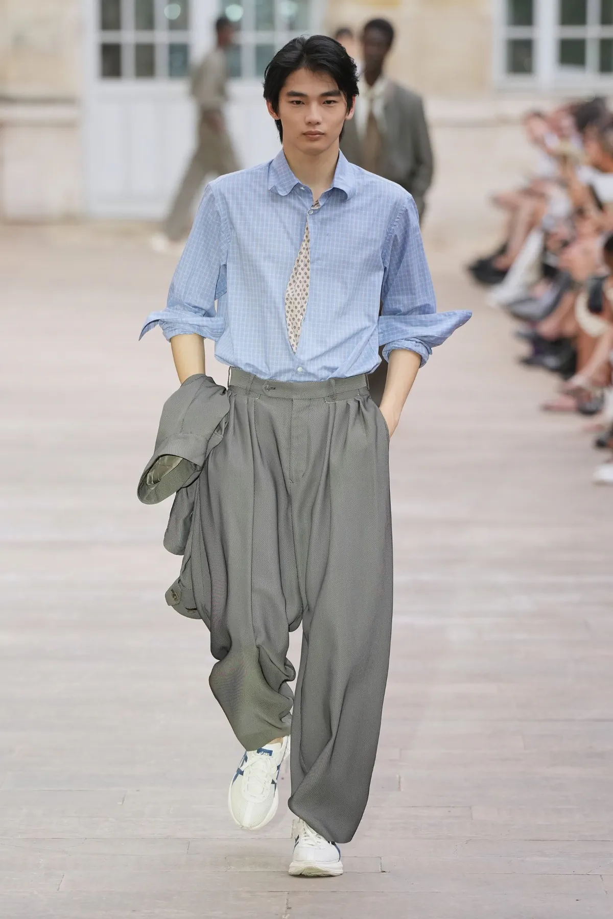 SOSHIOTSUKI signe le plus subtil des détournements du tailoring japonais pour le printemps 2027