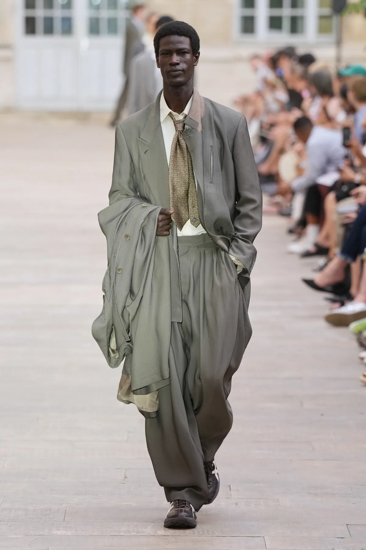 SOSHIOTSUKI signe le plus subtil des détournements du tailoring japonais pour le printemps 2027