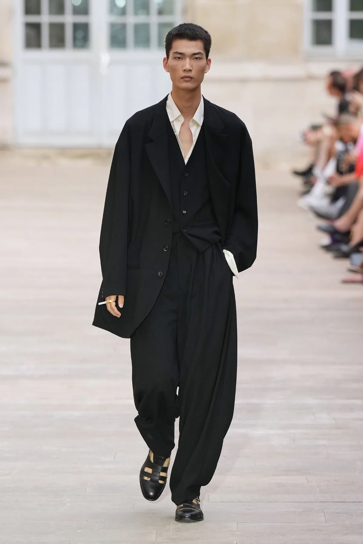SOSHIOTSUKI signe le plus subtil des détournements du tailoring japonais pour le printemps 2027