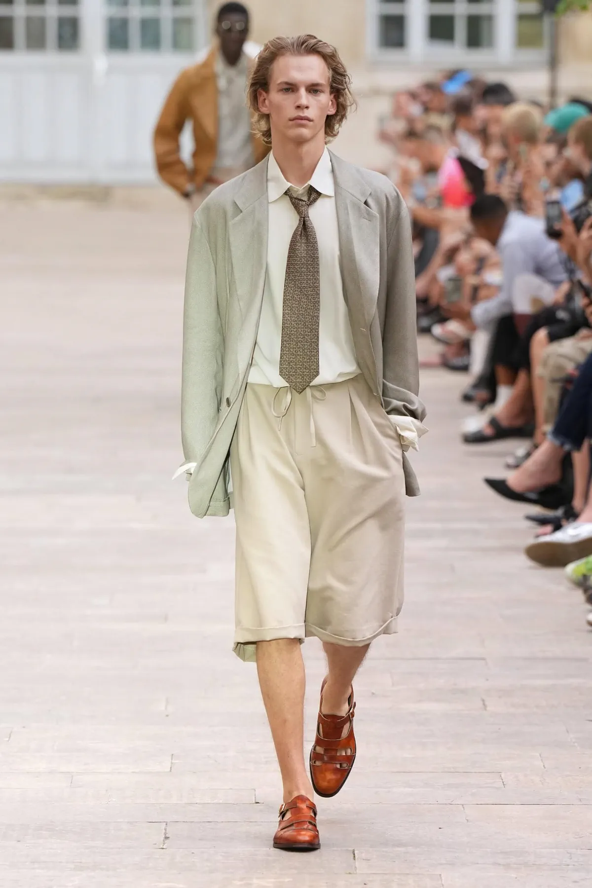 SOSHIOTSUKI signe le plus subtil des détournements du tailoring japonais pour le printemps 2027