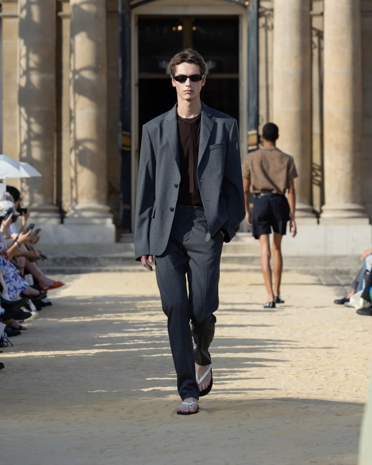 System Spring Summer 2027 Paris Fashion Week 10 SYSTEM Printemps 2027 - Hee-Soo Kim fait de l'errance de Knulp un idéal masculin