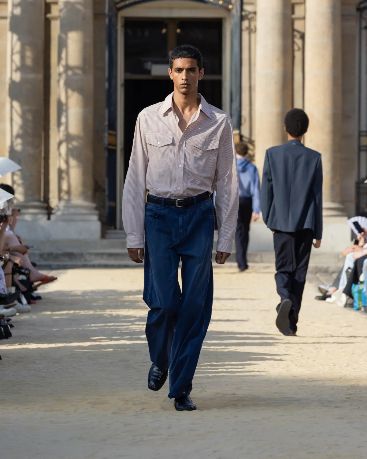 System Spring Summer 2027 Paris Fashion Week 24 SYSTEM Printemps 2027 - Hee-Soo Kim fait de l'errance de Knulp un idéal masculin