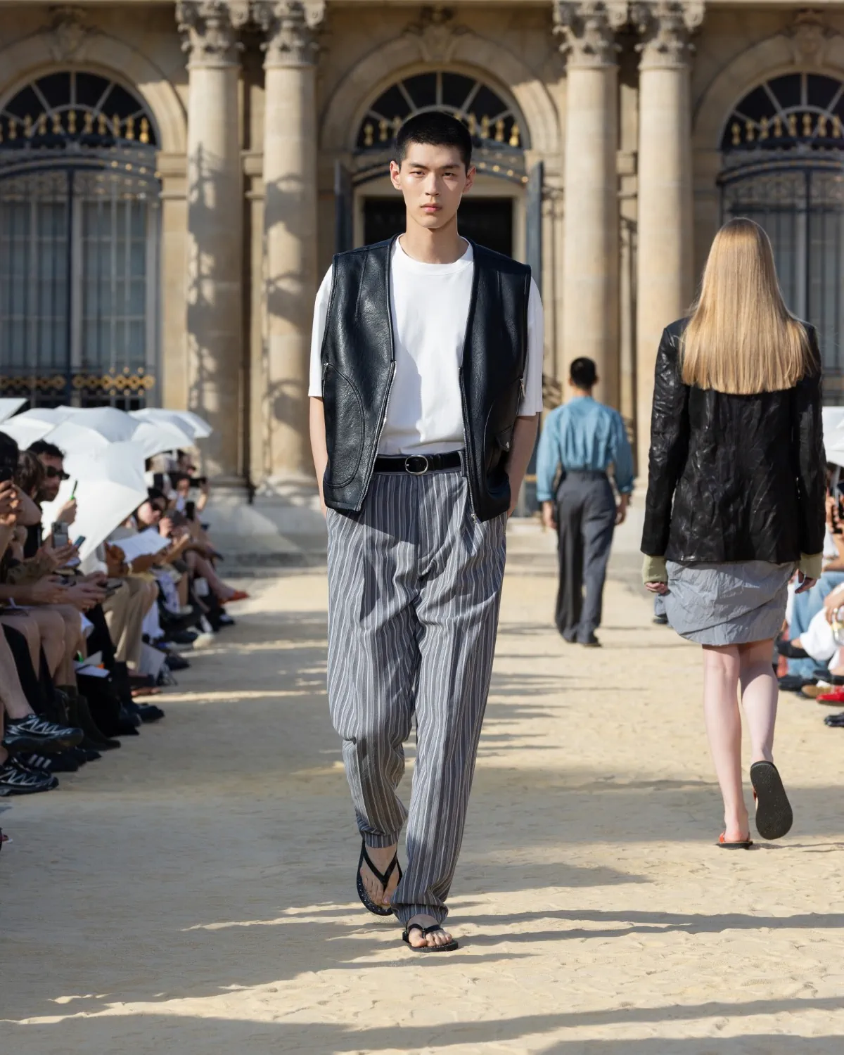System Spring Summer 2027 Paris Fashion Week 6 SYSTEM Printemps 2027 - Hee-Soo Kim fait de l'errance de Knulp un idéal masculin