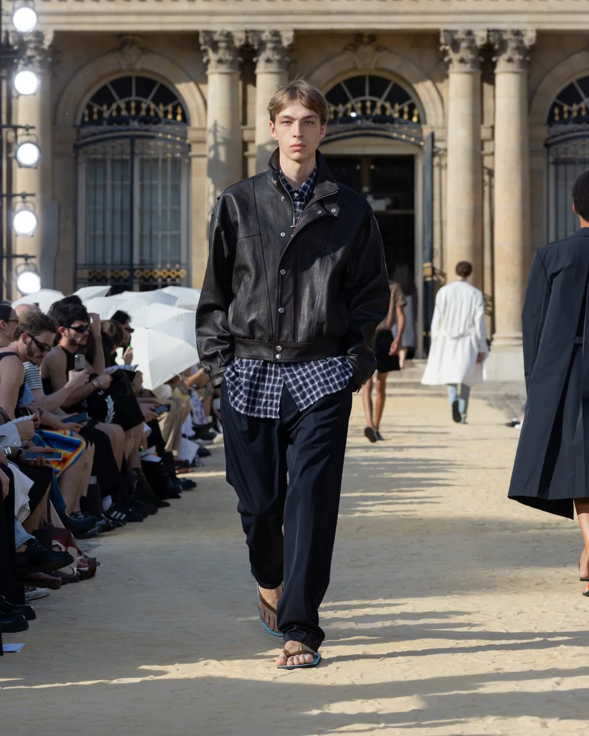 System Spring Summer 2027 Paris Fashion Week 8 SYSTEM Printemps 2027 - Hee-Soo Kim fait de l'errance de Knulp un idéal masculin