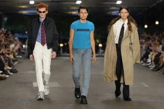 VETEMENTS réinvente le manifeste du printemps 2027 dans les profondeurs de Paris