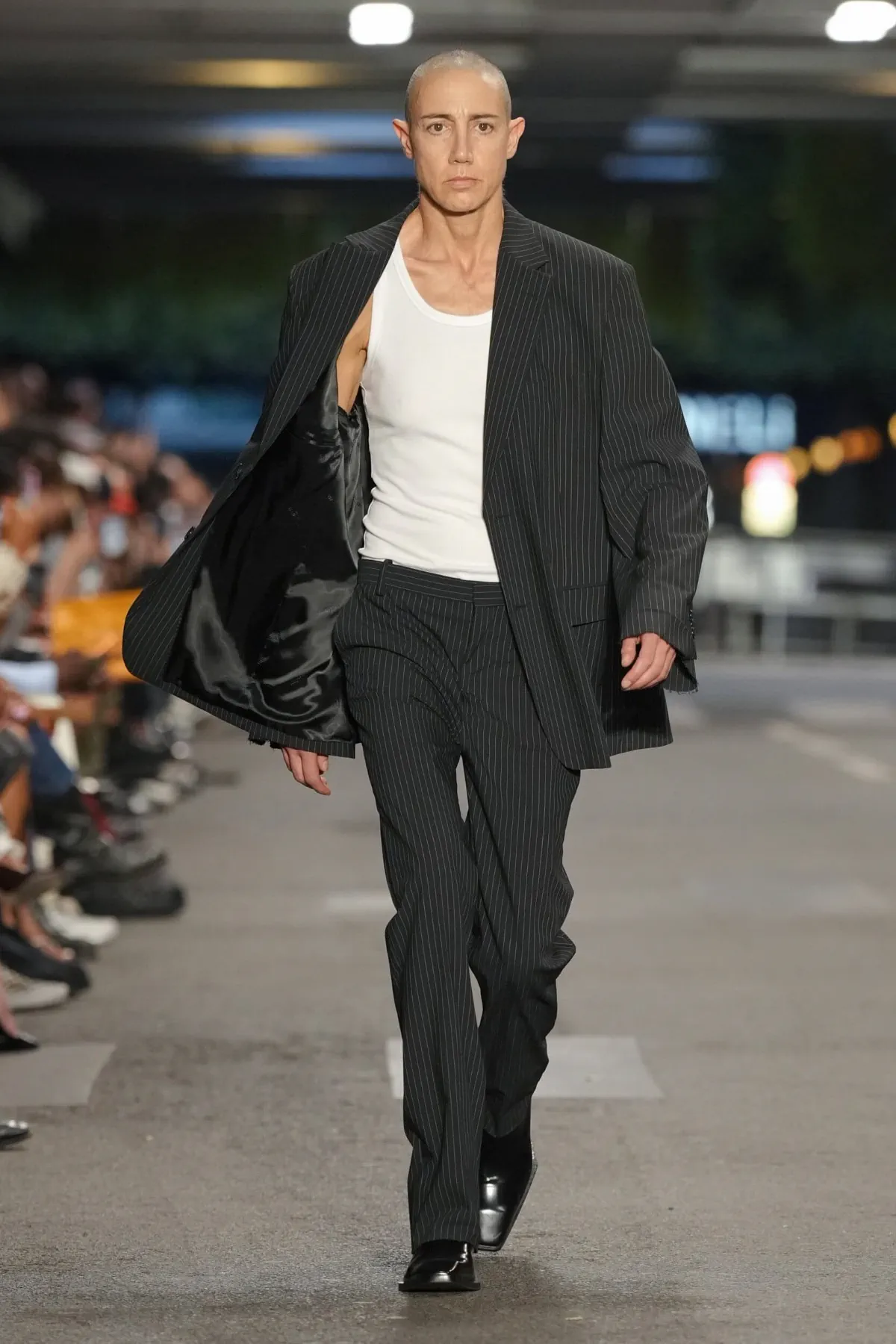 Vetements Spring Summer 2027 Paris Fashion Week 1 VETEMENTS réinvente le manifeste du printemps 2027 dans les profondeurs de Paris