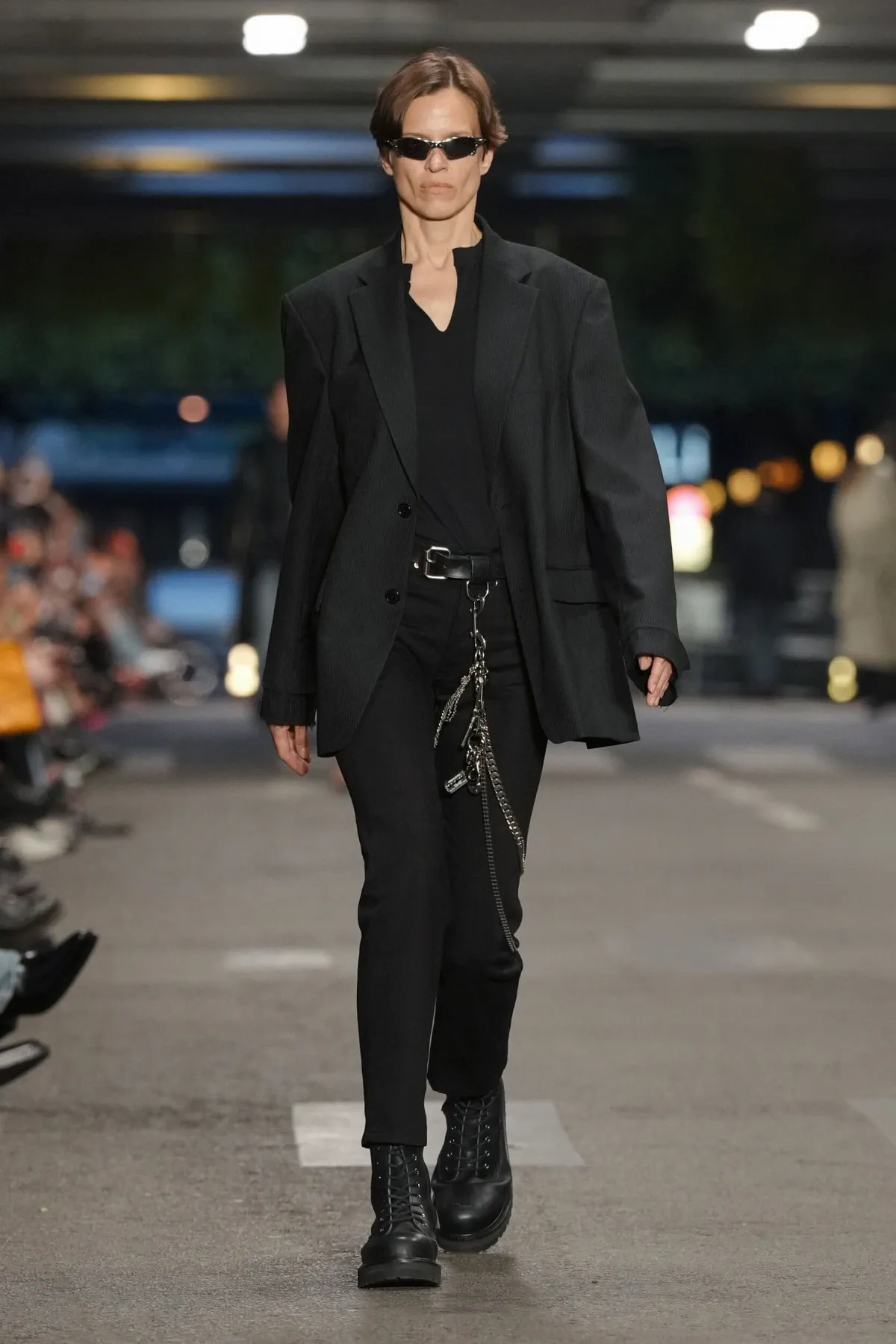 VETEMENTS réinvente le manifeste du printemps 2027 dans les profondeurs de Paris