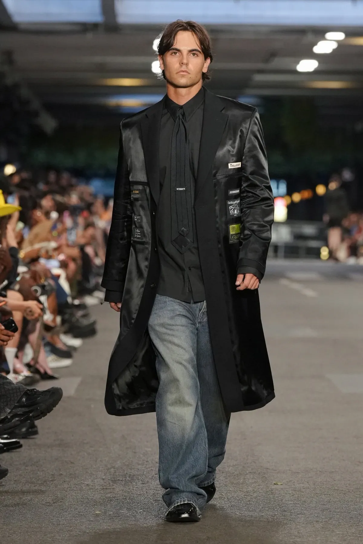 VETEMENTS réinvente le manifeste du printemps 2027 dans les profondeurs de Paris