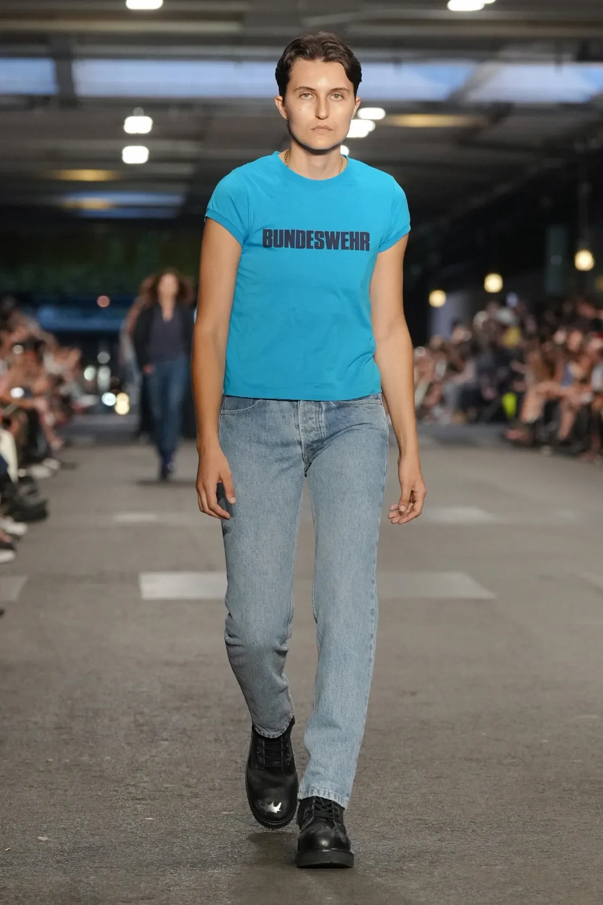 VETEMENTS réinvente le manifeste du printemps 2027 dans les profondeurs de Paris