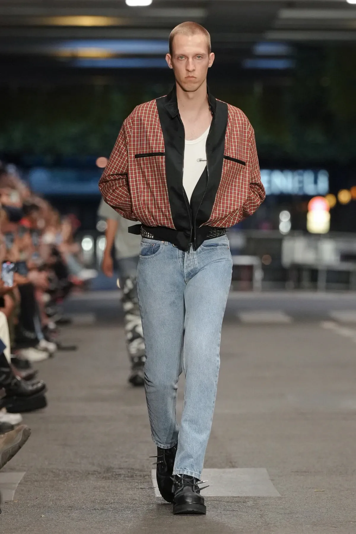 VETEMENTS réinvente le manifeste du printemps 2027 dans les profondeurs de Paris