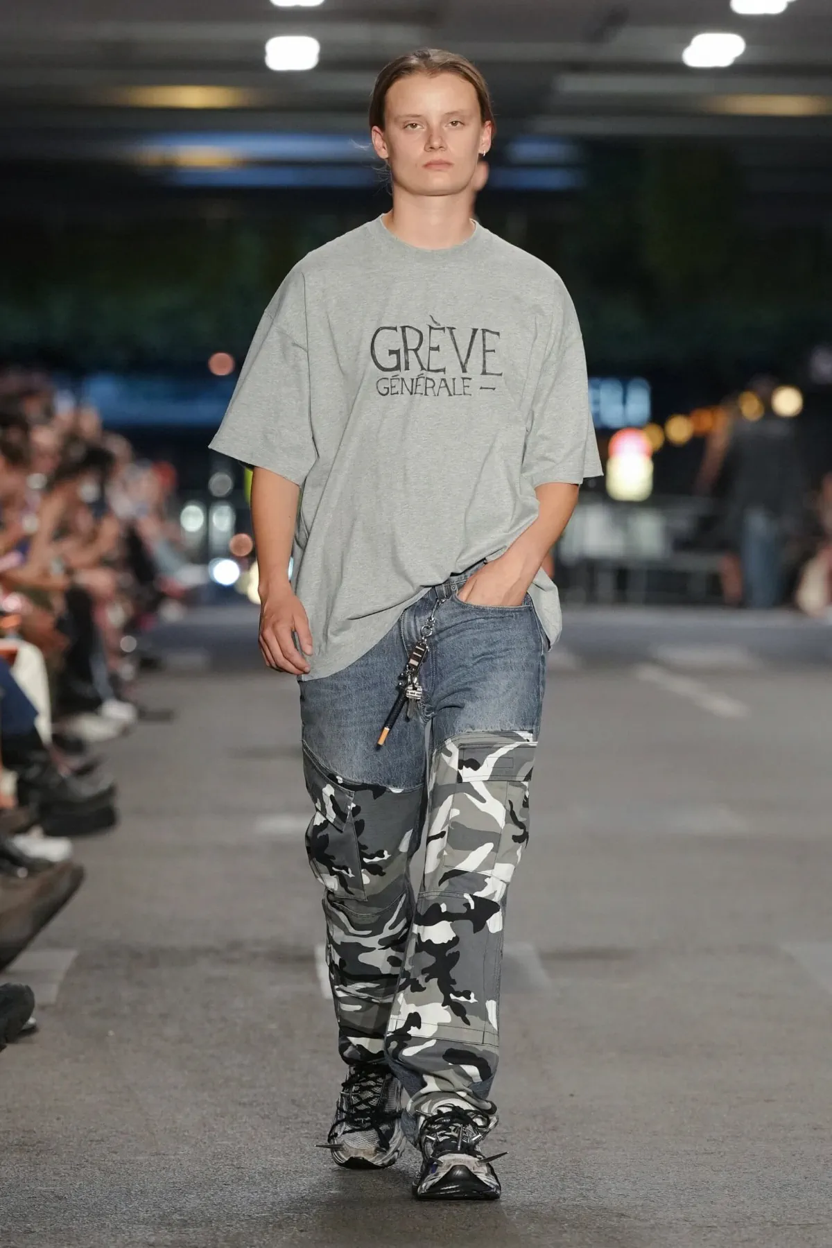 VETEMENTS réinvente le manifeste du printemps 2027 dans les profondeurs de Paris
