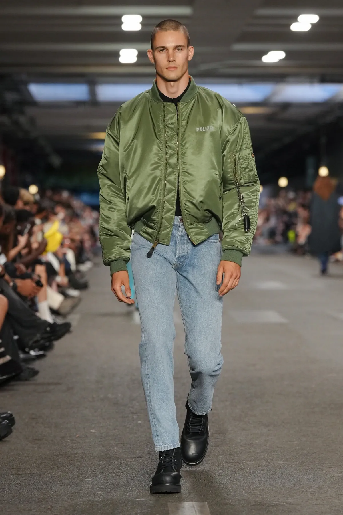 VETEMENTS réinvente le manifeste du printemps 2027 dans les profondeurs de Paris