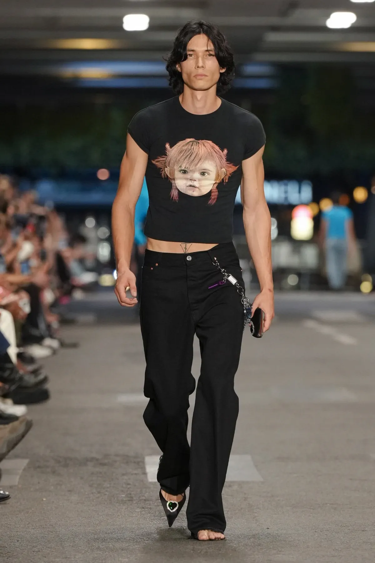 VETEMENTS réinvente le manifeste du printemps 2027 dans les profondeurs de Paris