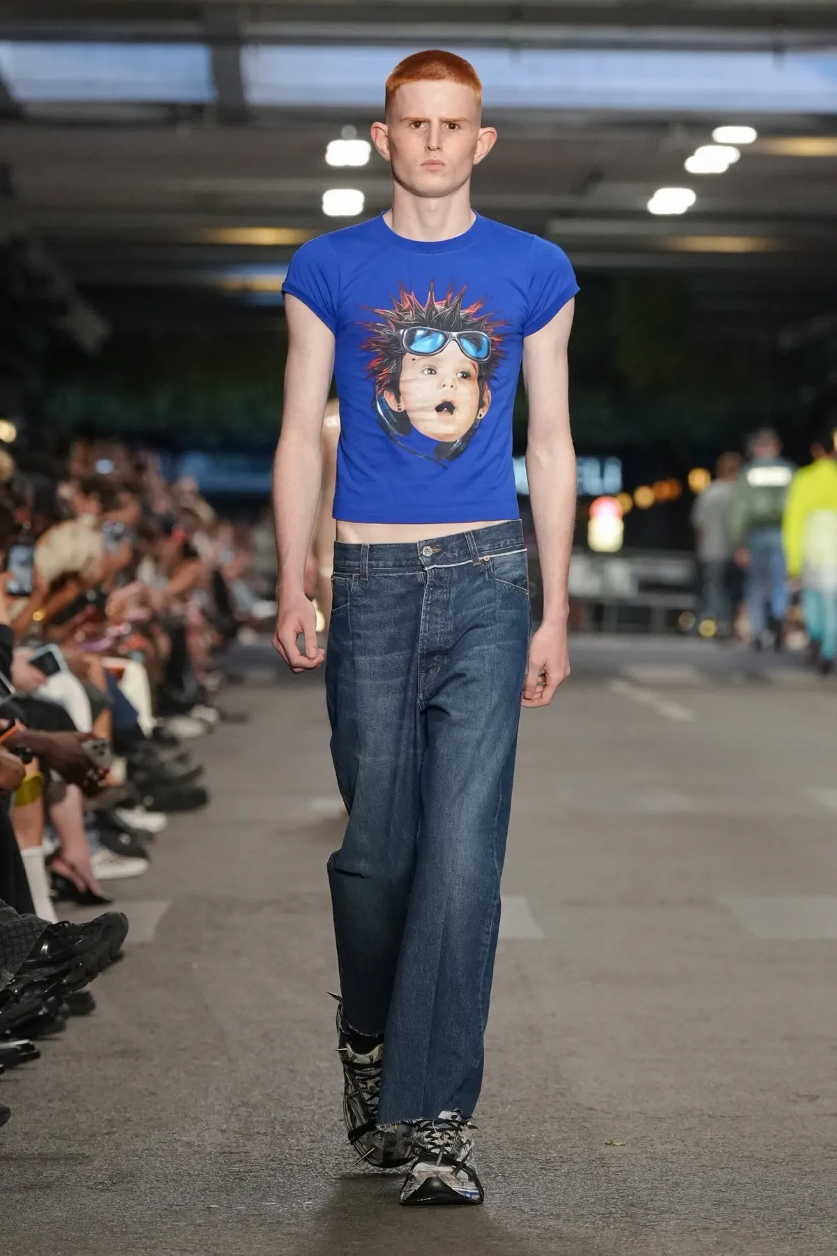 VETEMENTS réinvente le manifeste du printemps 2027 dans les profondeurs de Paris