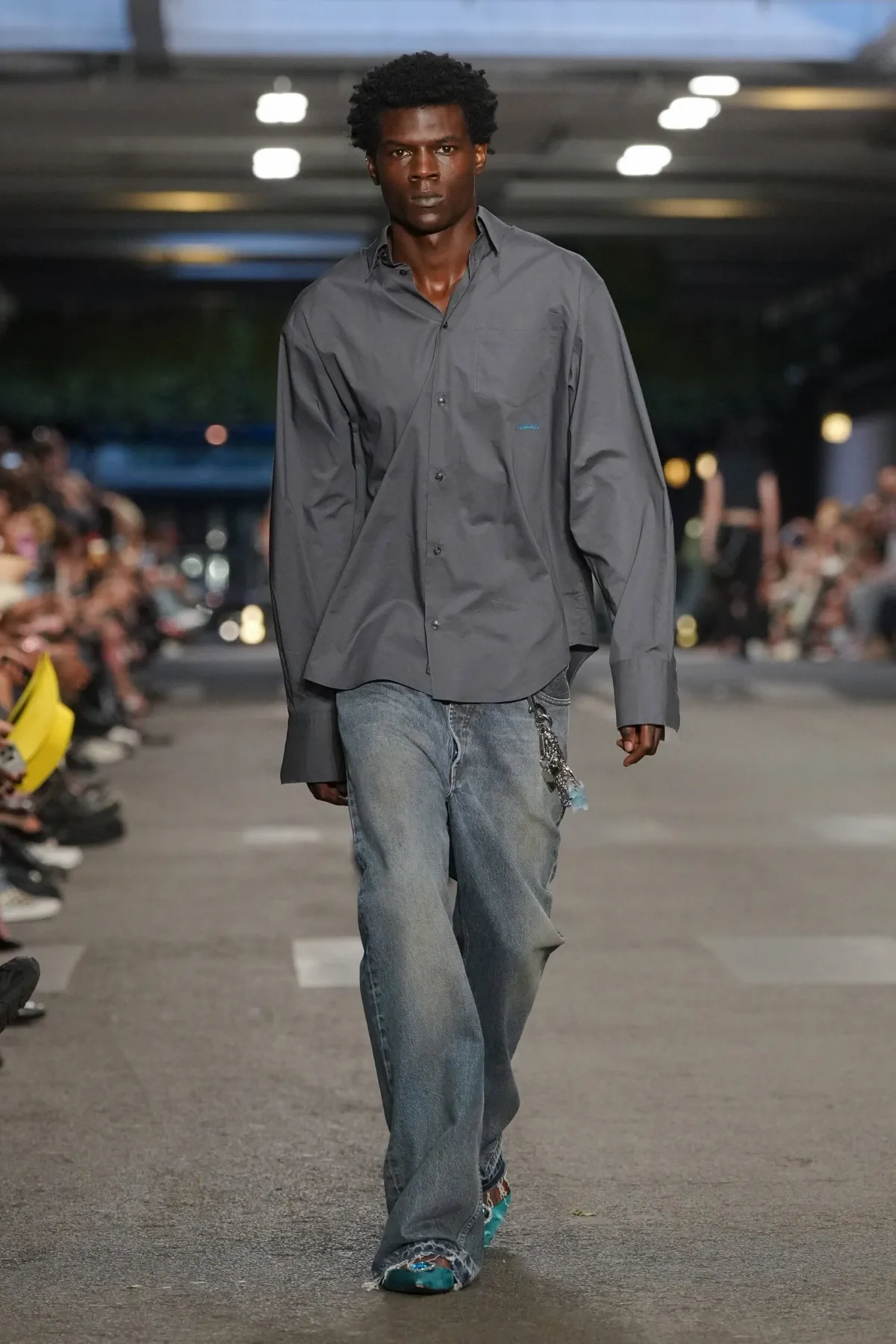 VETEMENTS réinvente le manifeste du printemps 2027 dans les profondeurs de Paris