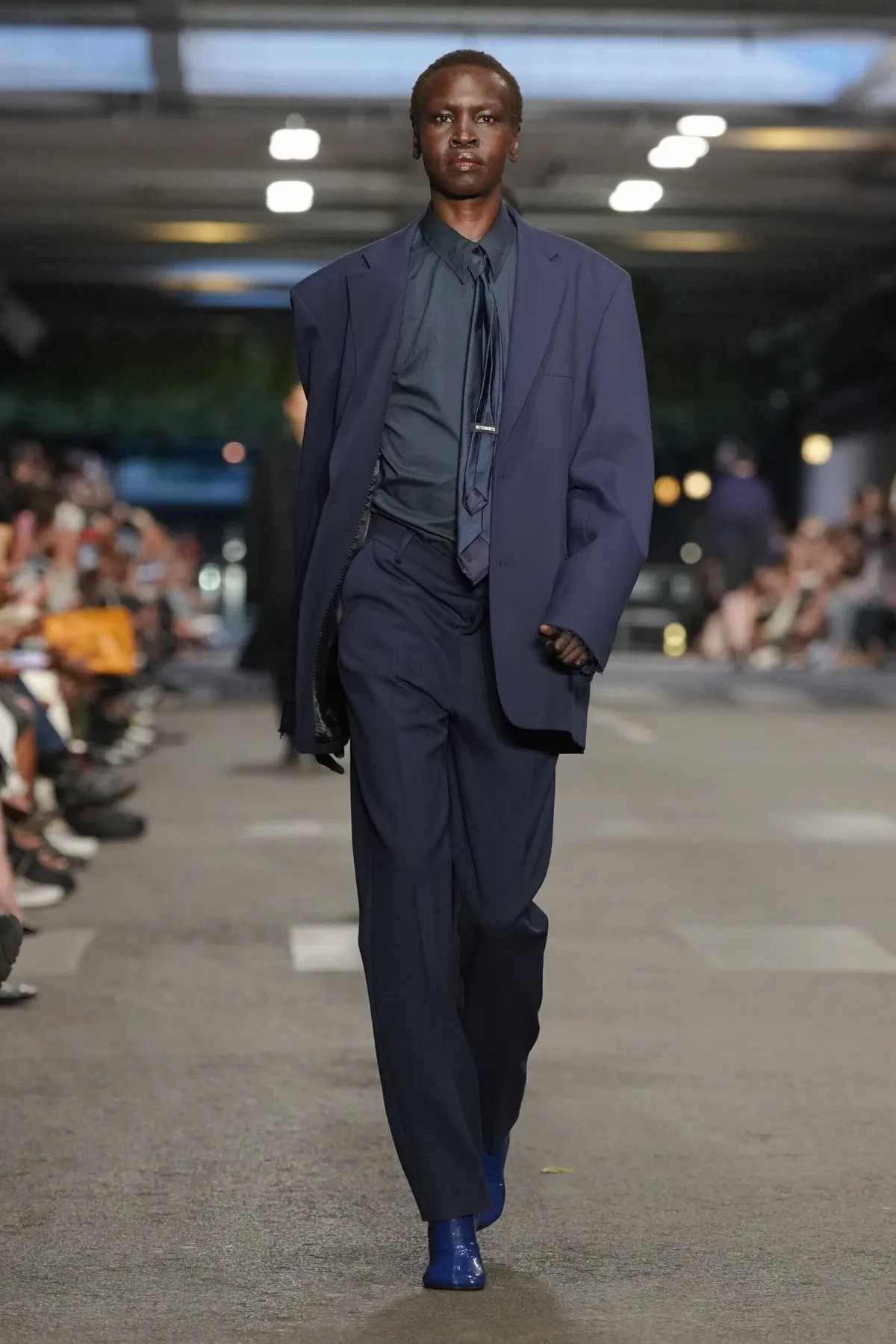 Vetements Spring Summer 2027 Paris Fashion Week 2 VETEMENTS réinvente le manifeste du printemps 2027 dans les profondeurs de Paris