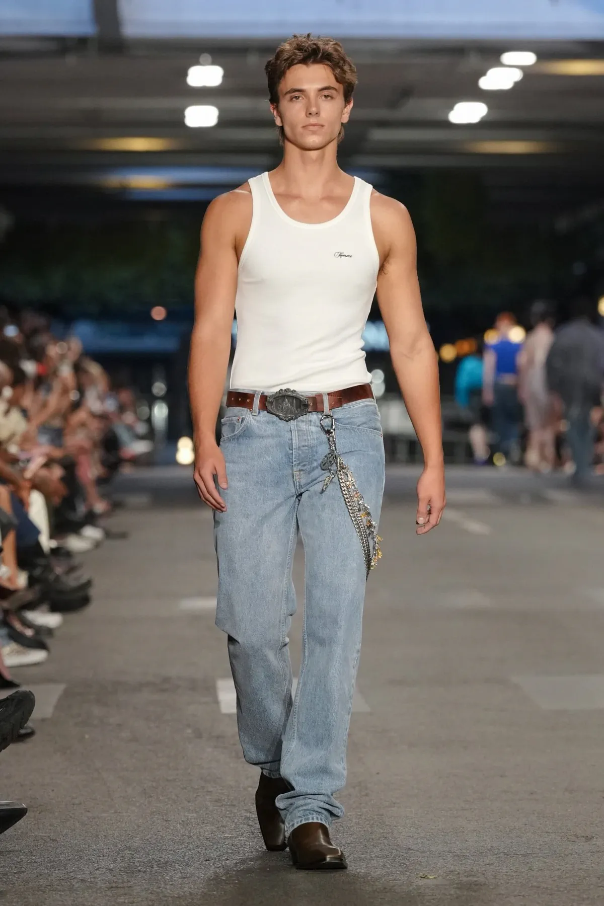 VETEMENTS réinvente le manifeste du printemps 2027 dans les profondeurs de Paris