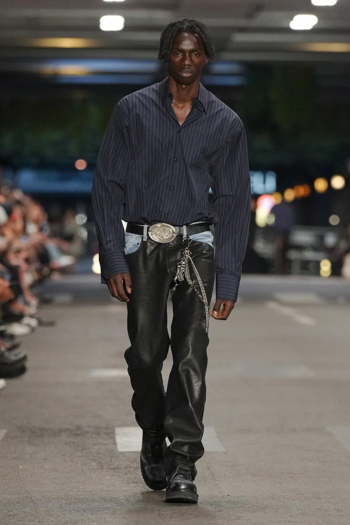 VETEMENTS réinvente le manifeste du printemps 2027 dans les profondeurs de Paris