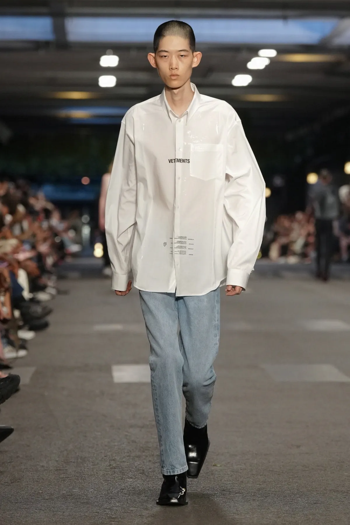 VETEMENTS réinvente le manifeste du printemps 2027 dans les profondeurs de Paris