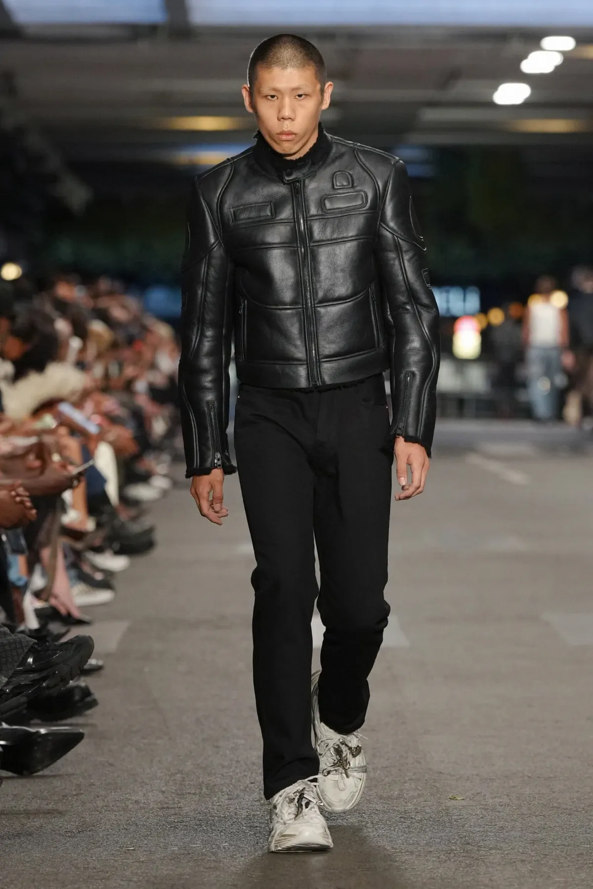 VETEMENTS réinvente le manifeste du printemps 2027 dans les profondeurs de Paris
