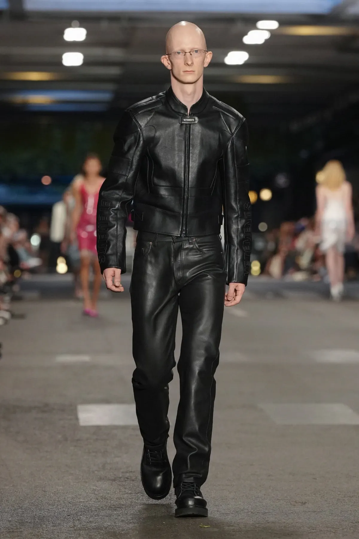 VETEMENTS réinvente le manifeste du printemps 2027 dans les profondeurs de Paris