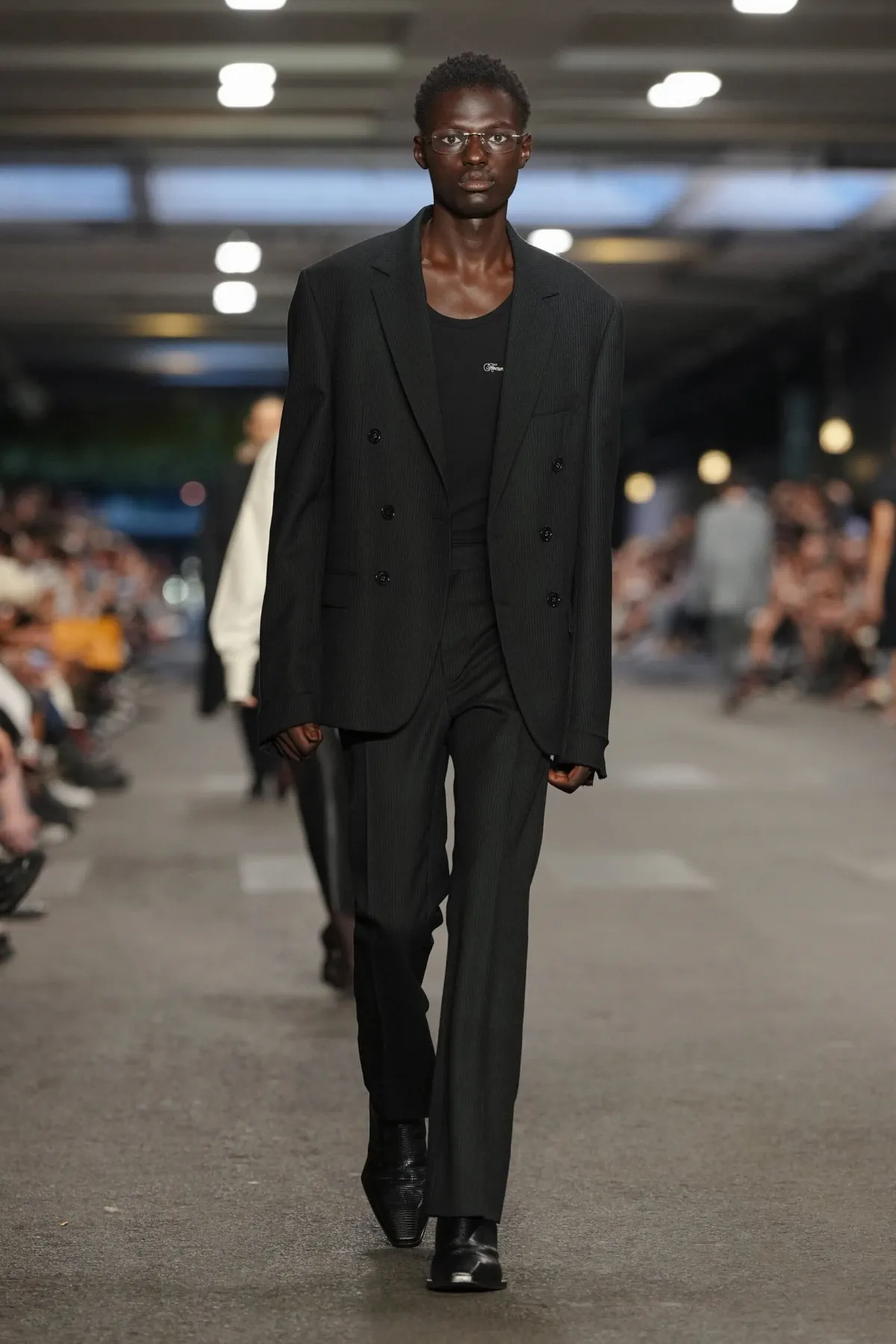 Vetements Spring Summer 2027 Paris Fashion Week 3 VETEMENTS réinvente le manifeste du printemps 2027 dans les profondeurs de Paris