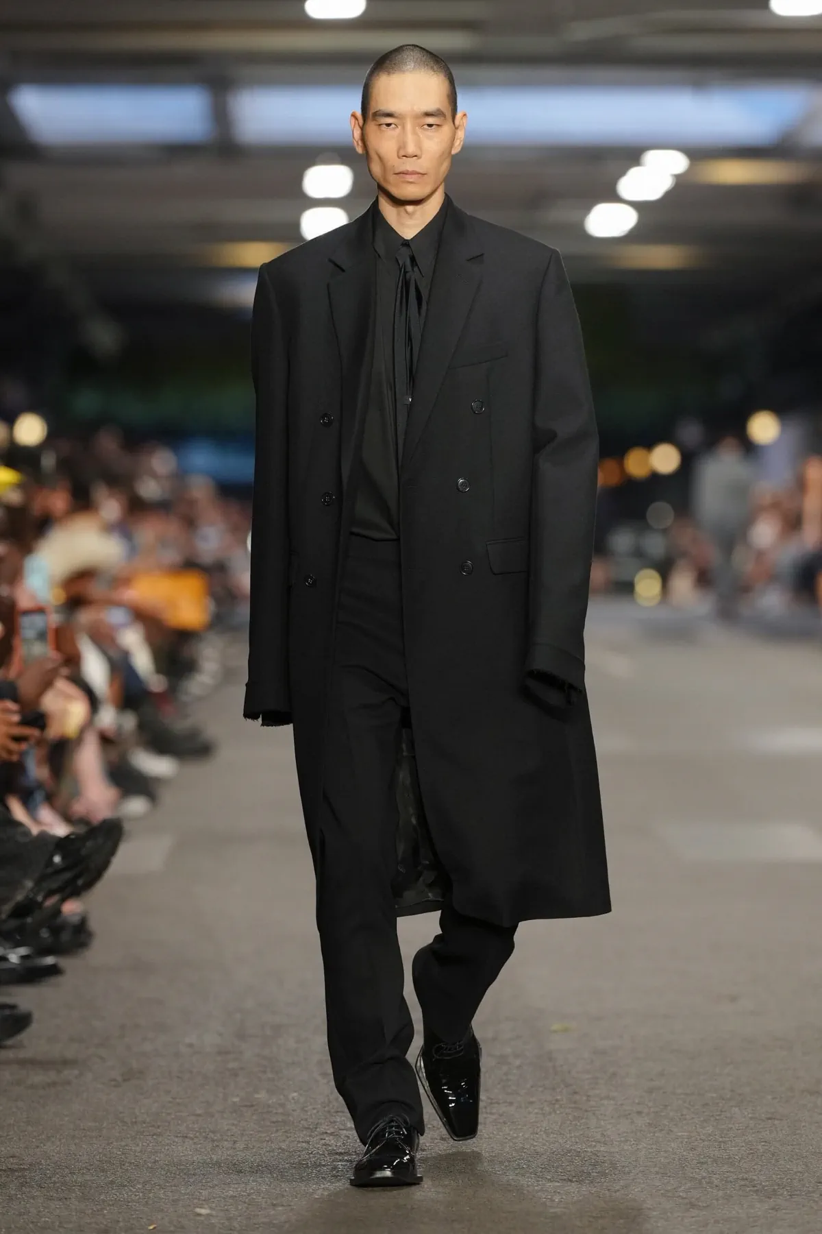 VETEMENTS réinvente le manifeste du printemps 2027 dans les profondeurs de Paris