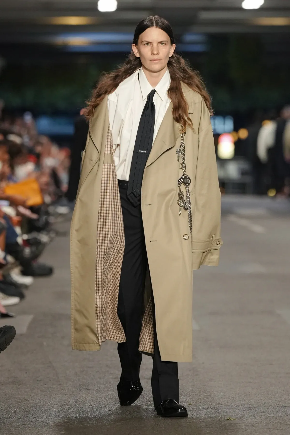 VETEMENTS réinvente le manifeste du printemps 2027 dans les profondeurs de Paris