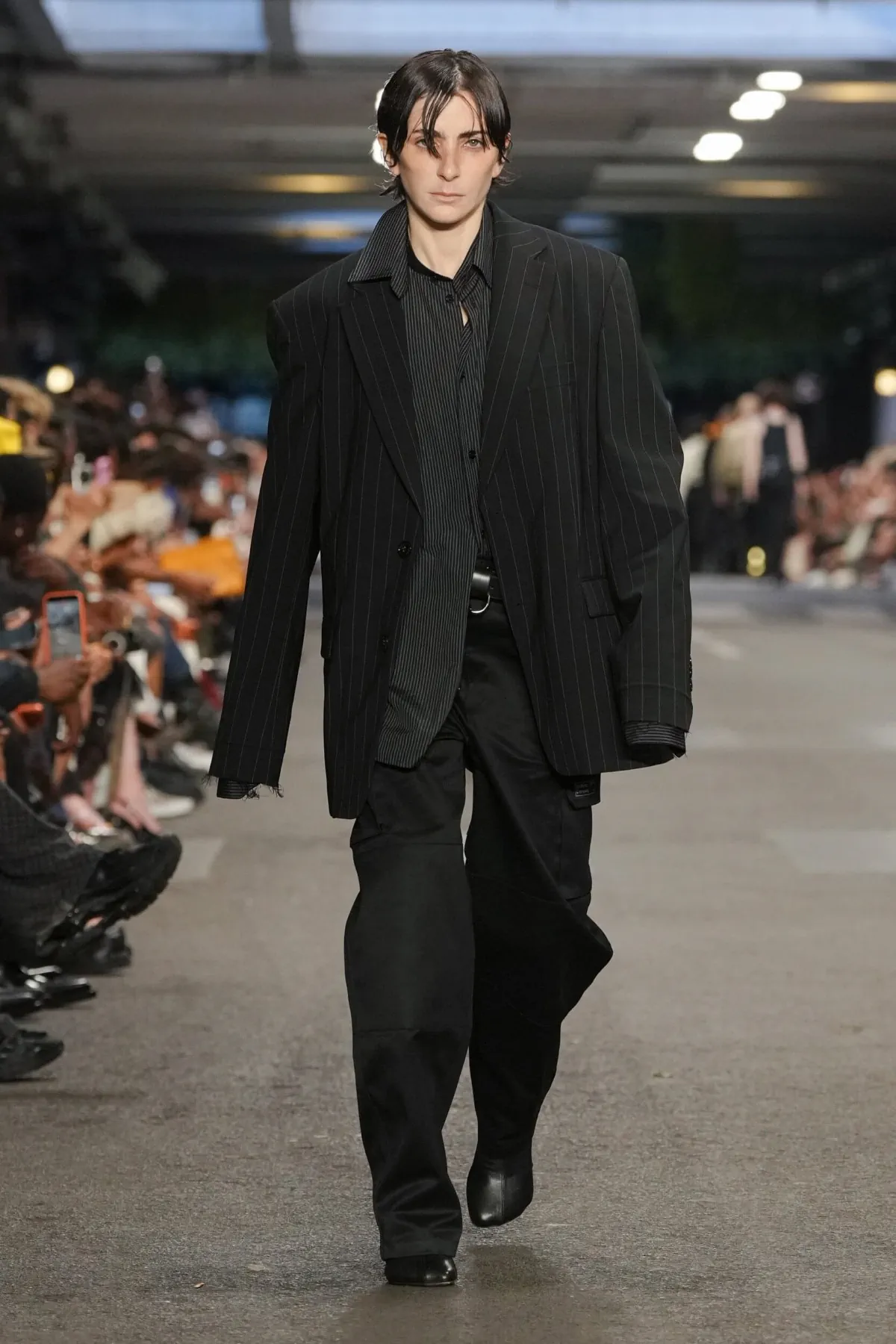 VETEMENTS réinvente le manifeste du printemps 2027 dans les profondeurs de Paris