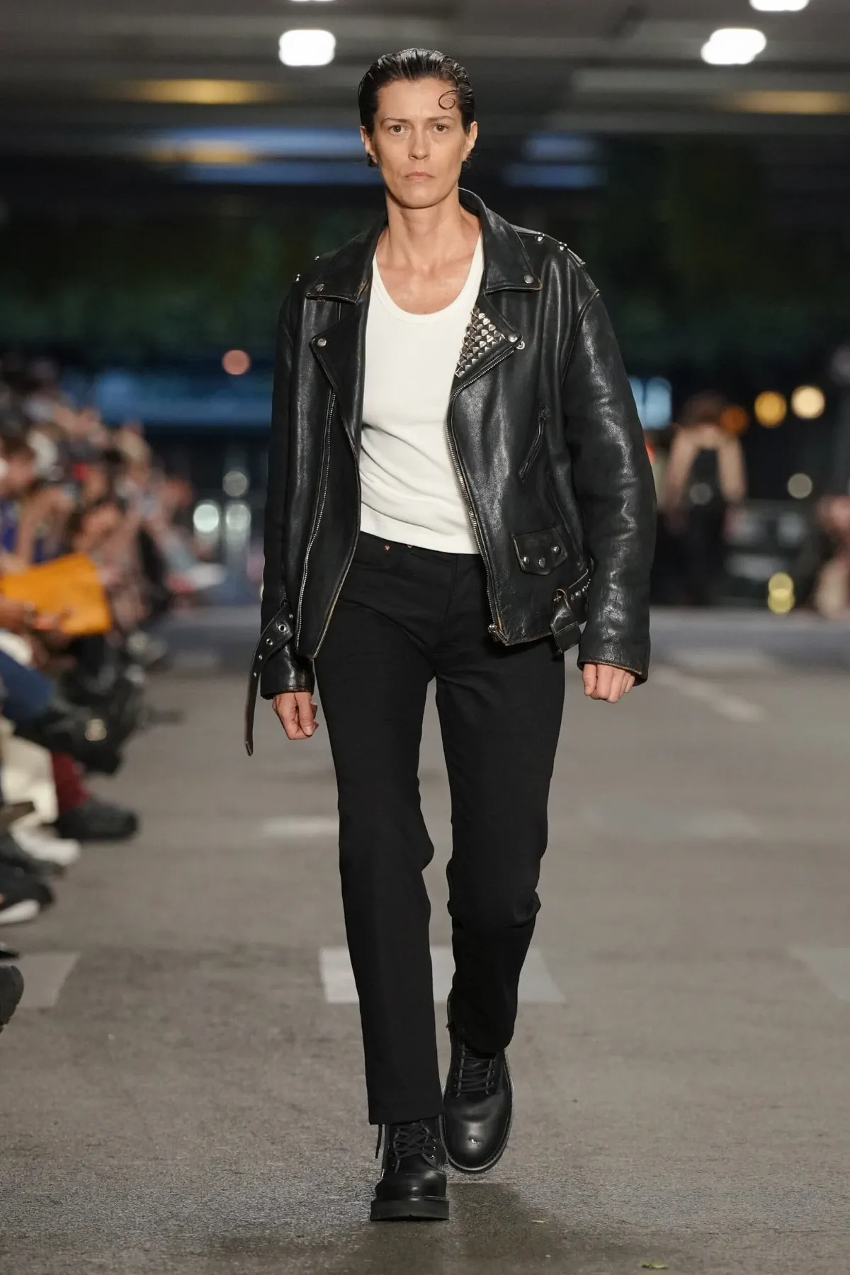 VETEMENTS réinvente le manifeste du printemps 2027 dans les profondeurs de Paris