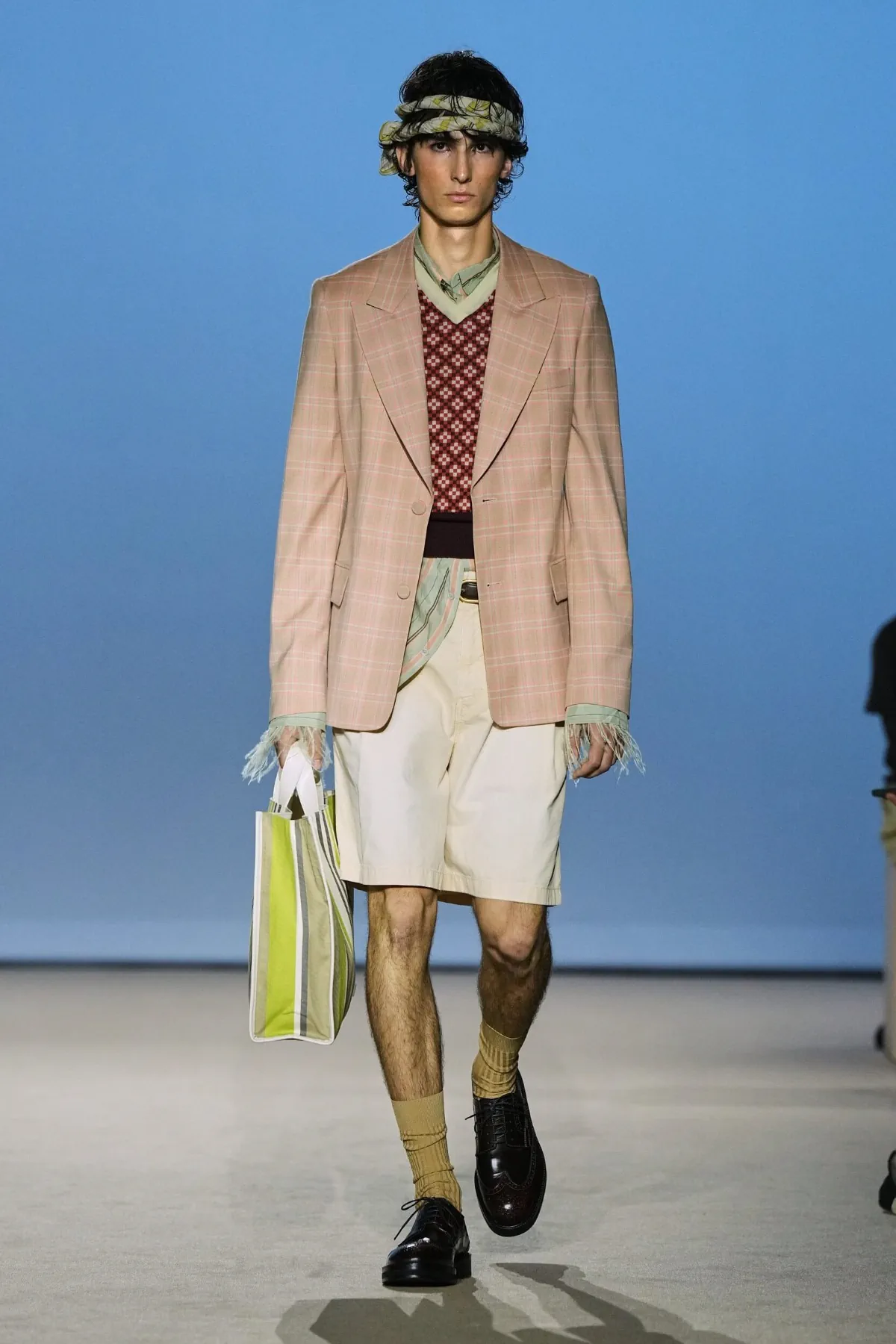 Pour le printemps 2027, WOOYOUNGMI habille la joie masculine